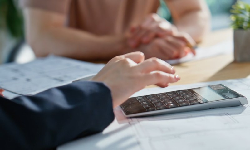 Bankarka koristi digitron ispred klijenta