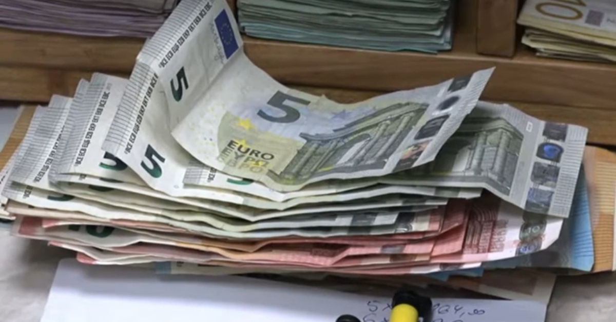 Sveže poređene novčanice evra složene na radnom pultu u menjačnici