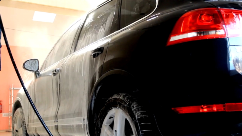 Crni SUV se pere u zatvorenoj auto perionici