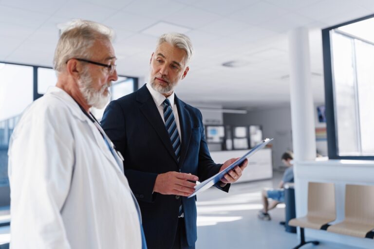 Lekar i menadžer razgovaraju u zdravstvenoj ustanovi o organizaciji i kvalitetu usluge