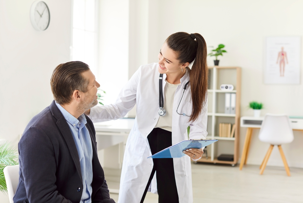 Lekarka u razgovoru sa pacijentom ilustruje poverenje i profesionalan odnos u zdravstvenoj ustanovi