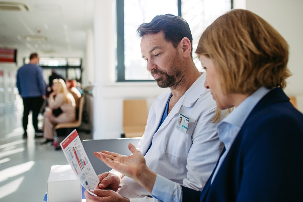 Lekar objašnjava pacijentkinji medicinske informacije tokom konsultacije
