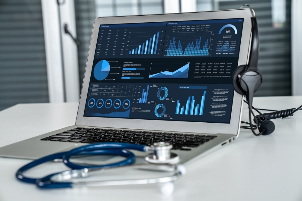 Laptop sa analitikom i medicinska oprema kao simbol marketinga i zdravstva